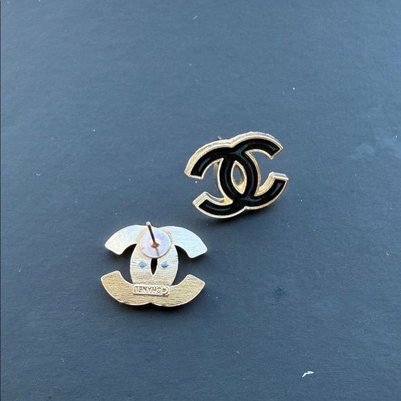 Beautiful buttons handmade into earrings - Picture 4 of 6